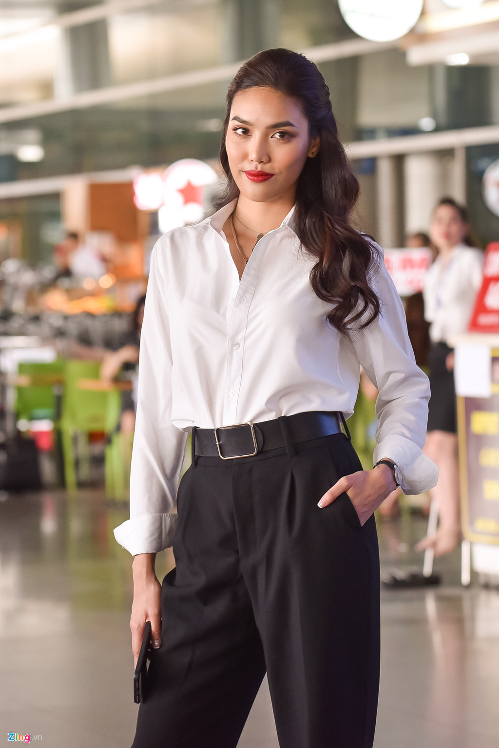 Hoa hậu Hoàn vũ Pia và Lan Khuê nổi bật ở sân bay Tân Sơn Nhất